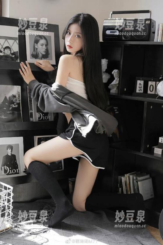 不怕冷风袭来，凉凉子天台高清在线写真等你来探秘.txt
