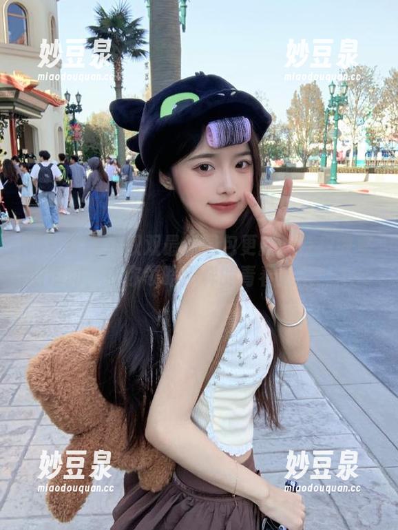 初夏女神-双双 初夏女神 - 双双最新图包更新!打扫教室的瞬间,带你领略别样的青春风采!.txt