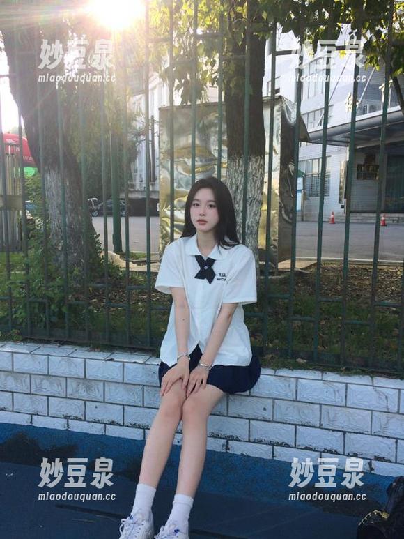初夏女神 - 安妮的粉色情怀：细腻写真照片合集，带你领略她的美丽故事.txt