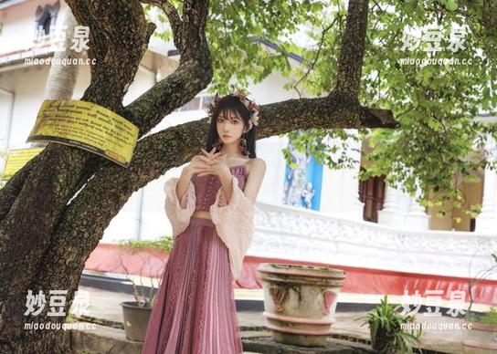 气质与魅力并存：南桃Momoko连衣裙写真作品集大揭秘.txt