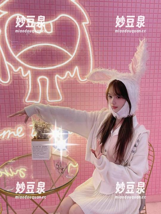 在线畅游于喵糖映画：大眼睛萌妹写真让你体验不一样的可爱风潮.txt