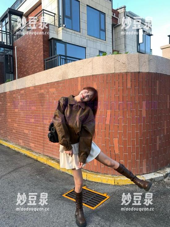 嗲囡囡-就是阿朱啊 嗲囡囡 - 全套就是阿朱啊美腿图包,精致摄影与塑形艺术的完美融汇!.txt