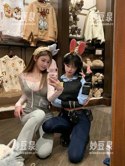 嗲囡囡 - 就是阿朱啊最新豹纹写真：引人入胜的图包，展现作品背后的故事.txt