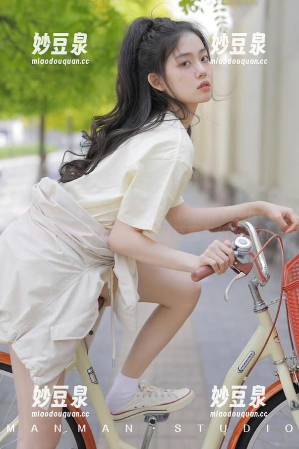嗲囡囡 - 天台上的艺术：陈雅漫VICKY精选写真展现都市生活的诗意与浪漫.txt