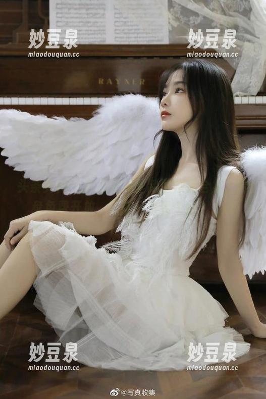 头条女神 - 余心曼黑丝制服作品合集，网盘免费开放，让你一次看个够！.txt