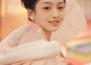 头条女神 - 伴随周思超性感女仆写真，感受每一幅套图中蕴藏的激情和无限可能.txt