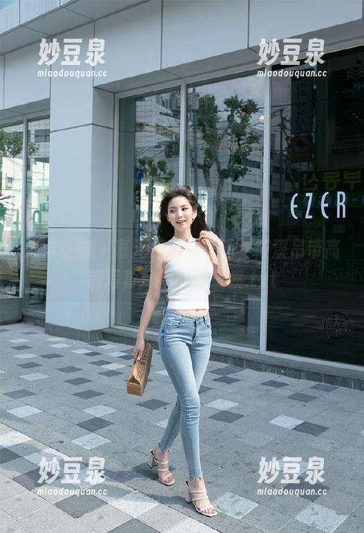 头条女神 - 毫无保留的美丽，筱溪吊带高清写真尽显女性气质.txt