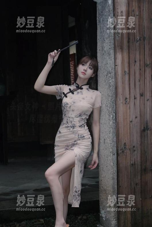 头条女神 - 照片欣赏：艾静香穿搭网袜，尽显优雅气质与动人姿态.txt
