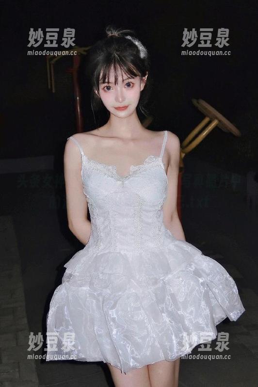 头条女神 - 萌琪琪化身护士，写真照片中的温暖瞬间让人心动不已.txt
