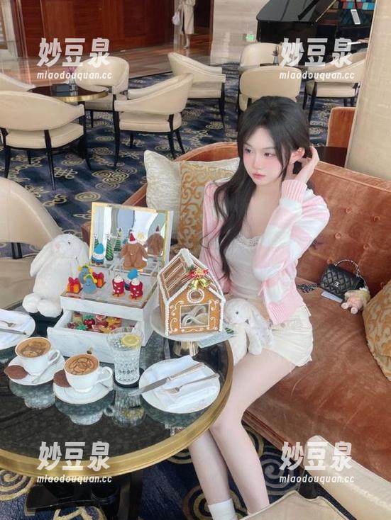 头条女神 - 蔡楠的礼服写真原图来袭，观看她如何将时尚与个性完美结合！.txt