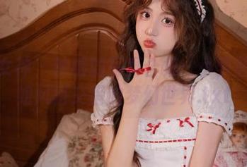头条女神 - 钟晴的写真合集：小萝莉与御姐风格交错的梦幻世界.txt