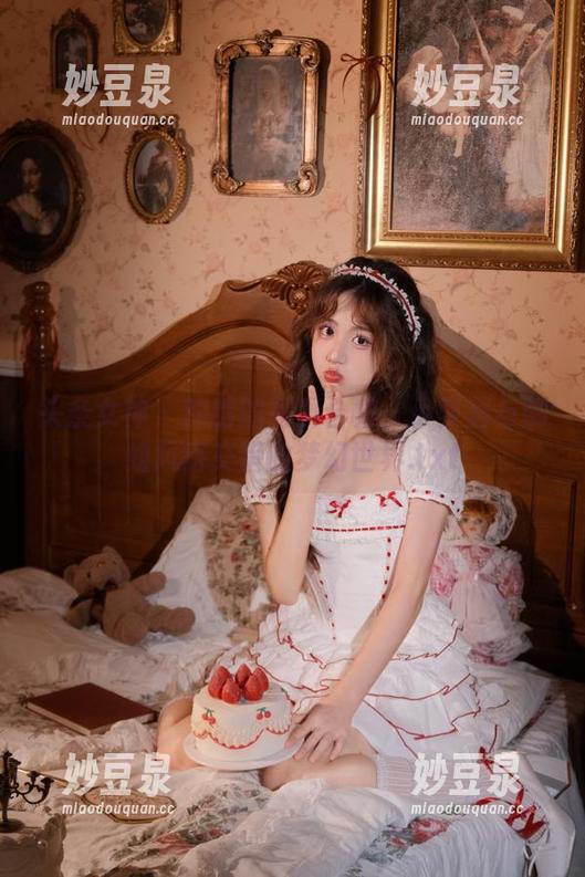 头条女神 - 钟晴的写真合集：小萝莉与御姐风格交错的梦幻世界.txt