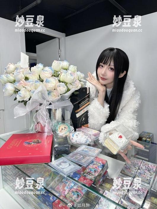 万圣节写真集分享：揭示“如月灰”背后的创意灵感.txt