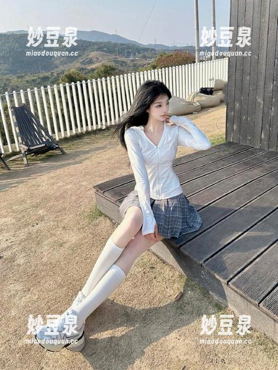 在粉色内衣的映衬下，姜仁卿(강인경)呈现出别样的写真cos风情！.txt