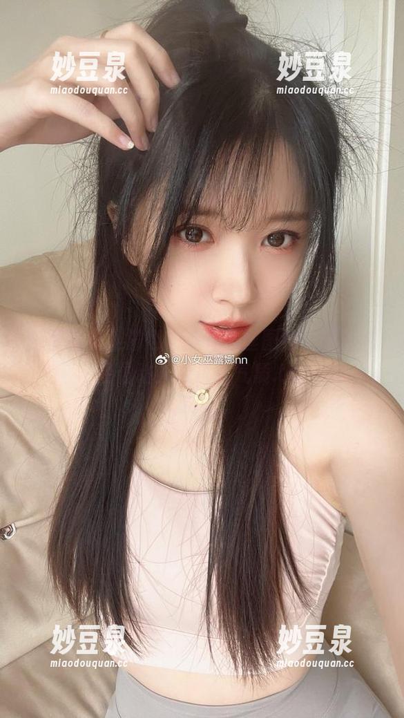 观看小女巫露娜的猫耳黑丝图包，感受她轻盈动人的优雅气质.txt