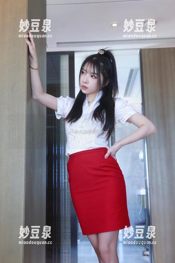 探索小女巫露娜的金丝旗袍艺术，惊艳作品免费下载，让你领略独特魅力！.txt