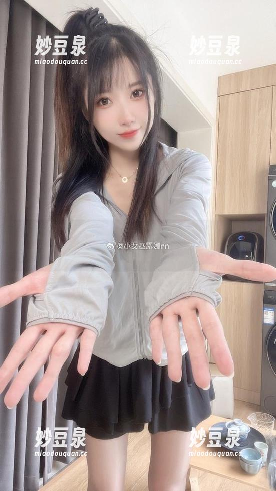小女巫露娜姐姐的写真之旅——用图片记录那些让人心动的瞬间！.txt