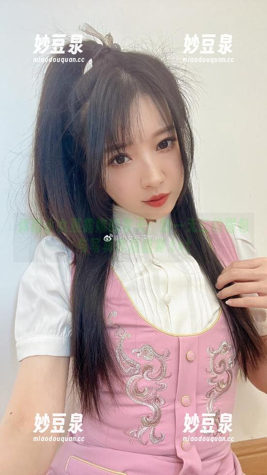 体验小女巫露娜的夏天：独一无二的图包与写真作品盛宴.txt