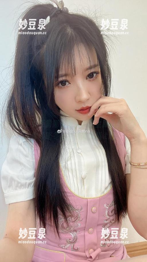 经典小女巫露娜圣诞装合集全新更新，带你领略冬日的浪漫风情.txt