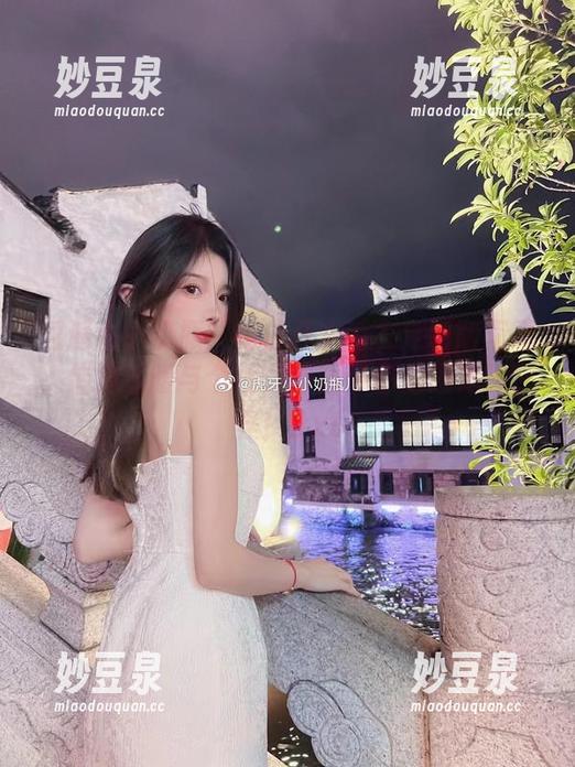 邂逅小小奶瓶儿的白开水毛衣定制版写真，传递温暖与个性，原图带你走进她的世界！.txt