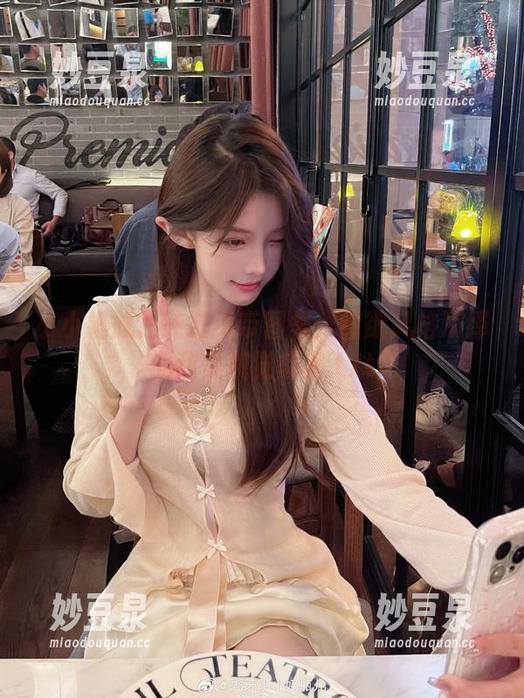小小奶瓶儿纯欲吊带图集：纯欲风格演绎的甜美视觉盛宴.txt