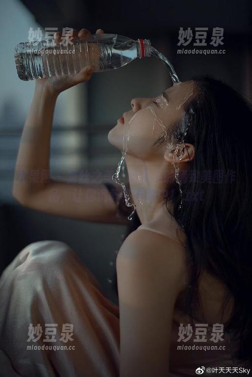 尤果网 - 蕾丝之美：凌希儿的精致美图作品，让你沉醉在优雅中！.txt