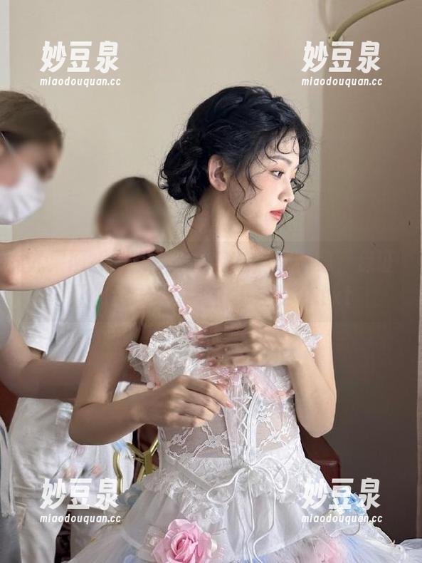 尤果网 - 免费获取含含的旗袍合集，保证让你追求美的路上不迷路！.txt