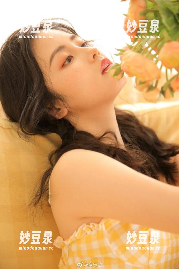 尤果网 - 高清写真分享：糖果眼镜下的世界，捕捉每一份美好.txt