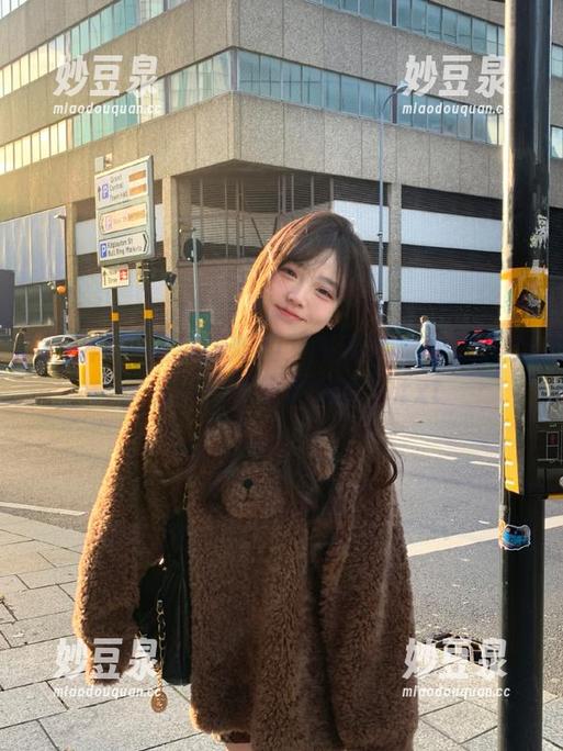 尤果网 - 新鲜出炉的艾小青红裙最新图册，沉浸于她的优雅世界.txt