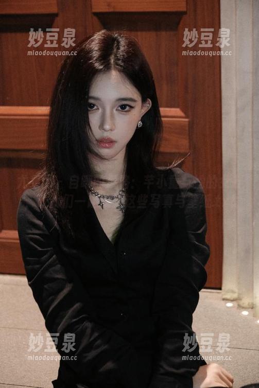 尤果网 - 自嘲的风格：芊小童与她的女友，让我们一起欣赏这些写真与壁纸.txt