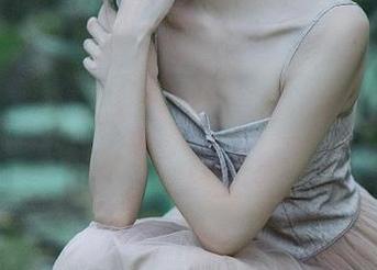 尤物馆 - 感受艾小青的魅力，丝袜写真套图中的妩媚与温柔交融.txt