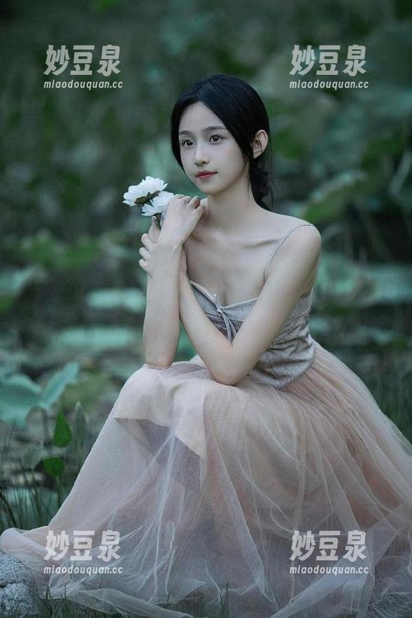 尤物馆-艾小青 尤物馆 - 感受艾小青的魅力,丝袜写真套图中的妩媚与温柔交融.txt