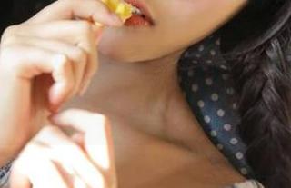 尤蜜荟 - 探索刘钰儿的黑白世界：充满故事感的写真与图片展示.txt