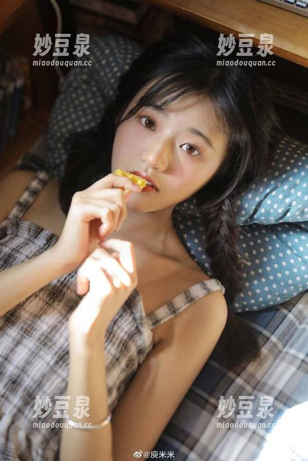 尤蜜荟-刘钰儿 尤蜜荟 - 探索刘钰儿的黑白世界:充满故事感的写真与图片展示.txt