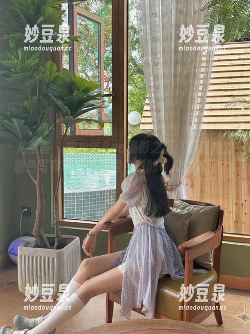 尤蜜荟 - 宋梓诺Bee摄影之旅：下载她的粉色写实写真，探索色彩的奇幻世界！.txt