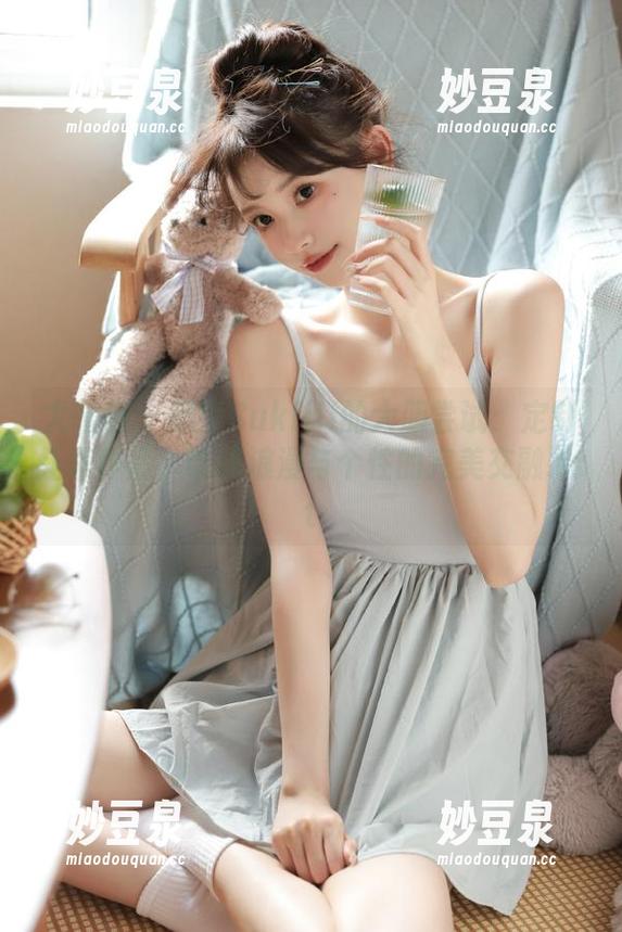 尤蜜荟 - 思淇Sukiiii的大胆尝试：定制红裙作品，诠释浪漫与个性的完美交融.txt
