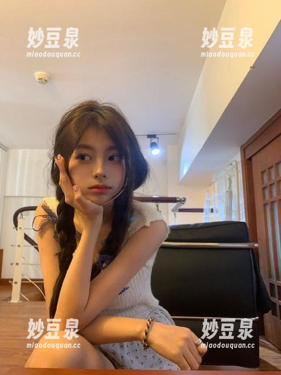 尤蜜荟 - 诚邀您欣赏菲儿beauty最新圣诞图册：捕捉温暖与美丽的冬季梦想.txt