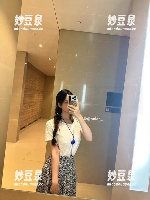 年年Nnian最新图集来袭：镂空风格让你领略绝美写真艺术！.txt