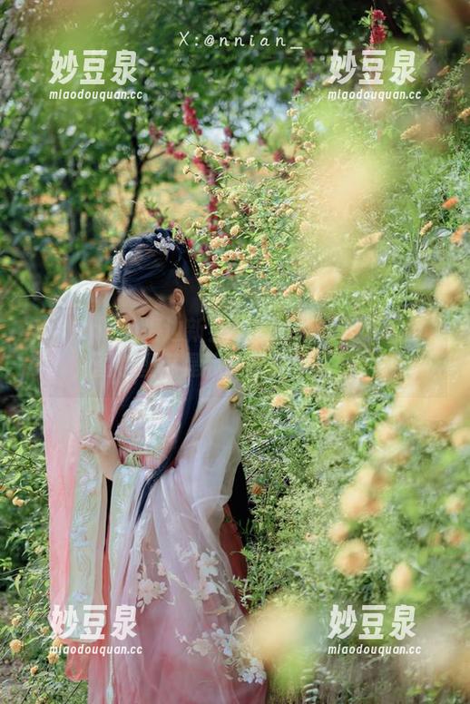 年年Nnian海边新尝试：自我调侃写真合集，图包里满是我的搞笑表情！.txt