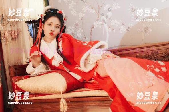 年年Nnian私拍：肉丝写真作品中的自我表达与情感碰撞图片.txt