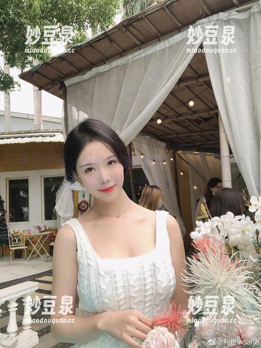 梦幻瞬间：探索抖娘利世的私拍连衣裙合集，捕捉每一丝美丽.txt