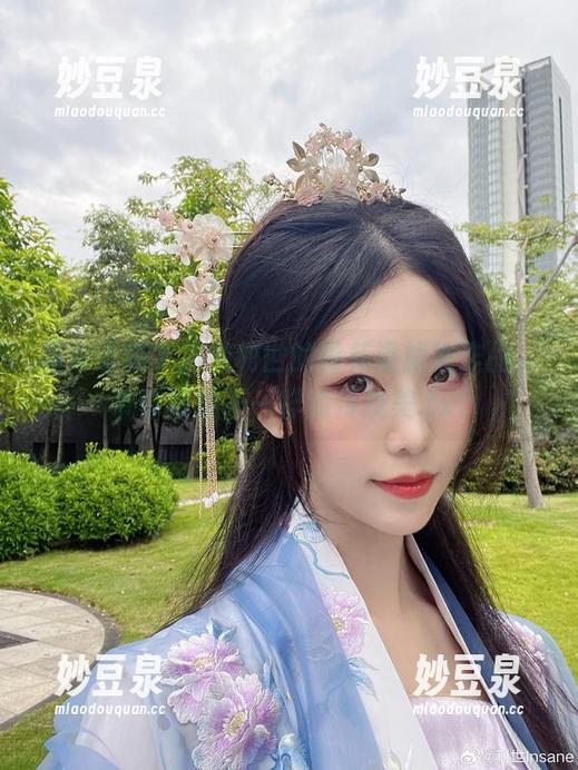 图片诠释了抖娘利世的青花瓷旗袍作品，带你领略不一样的传统美.txt