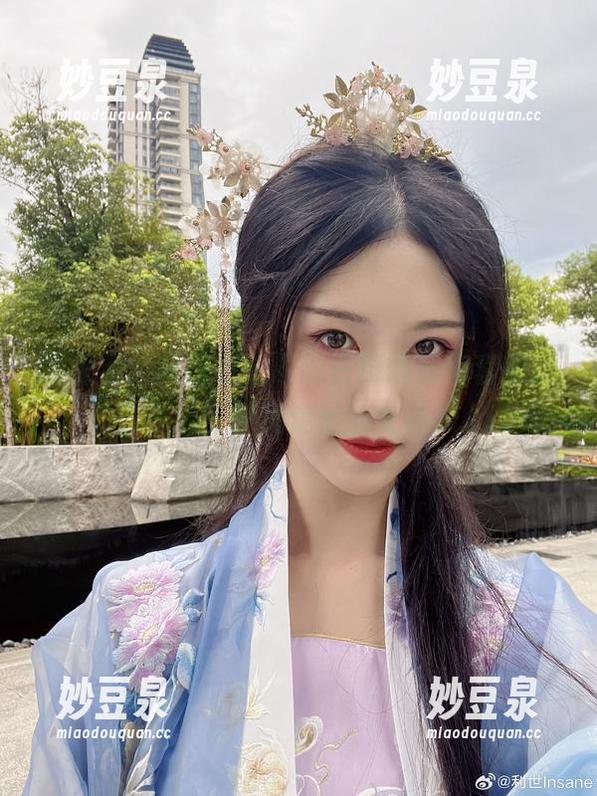 超好看！抖娘利世最新白靡烟旗袍套图，仿佛是从旧时光走出的女神！.txt