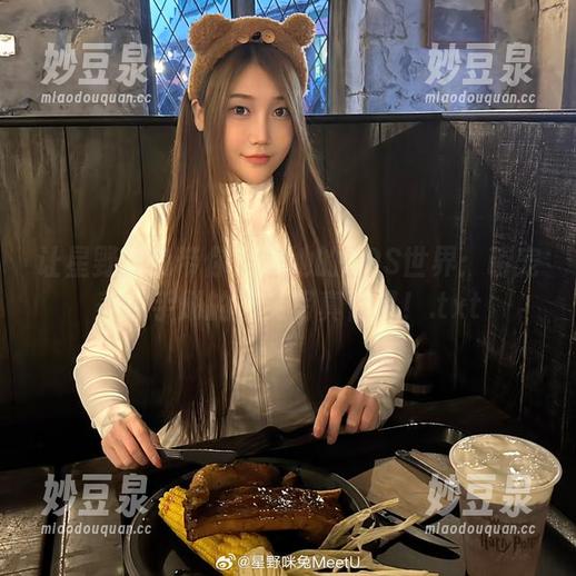 让星野咪兔带你走进她的COS世界：萌宠养成手册的爆笑写真作品！.txt