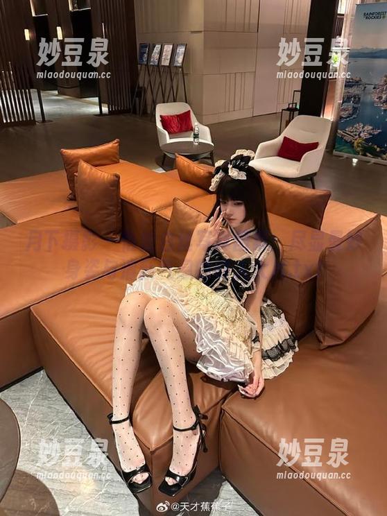 月下摄影 - 恰恰白丝写真图集：尽显曼妙身姿与清新气息的动人大片.txt