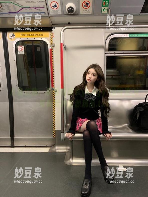 从容优雅：来看看杨衣yangyi的筱清Qi写真图片资源精品.txt