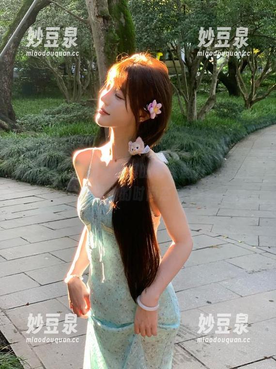 果团网 - 细品莫雅淇的毛衣魅力，精选图片展现她的时尚态度.txt