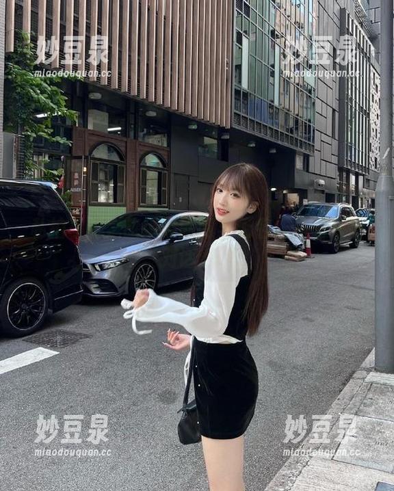 果团网 私拍写真之旅:果团网与无名作品的深情对话.txt