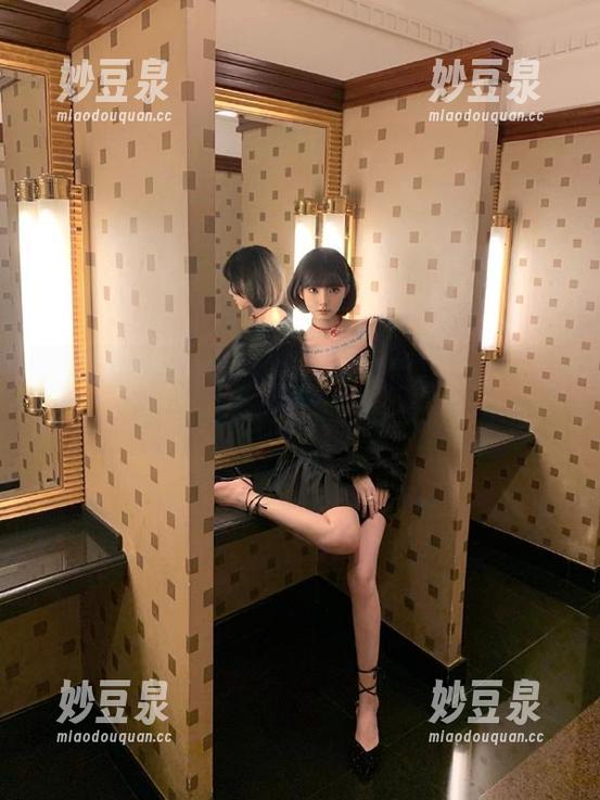 微密圈 - 揭秘桃沢樱呀：如何用定制洞洞包臀裙打造惊艳写真作品！.txt