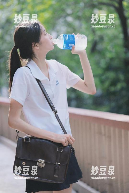 微密圈 - 网袜下的无限幻想——桃沢樱呀最新高清写真集发布，值得细细品味.txt
